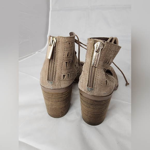 Vince Camuto Tarita Lace Tan Geometric Cutouts Heels Sandals sz 7.5 - Picture 4 of 8